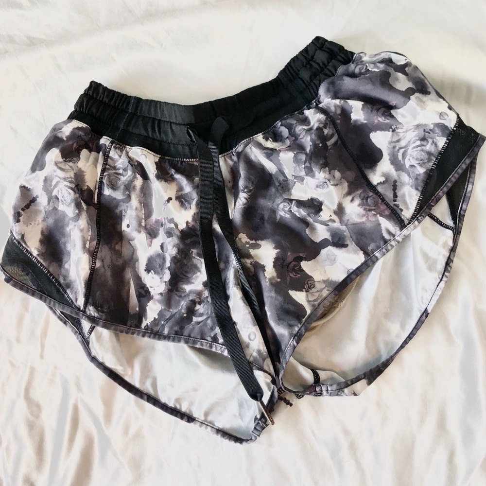 Lululemon Hotty Hot Short size 4 dusty floral